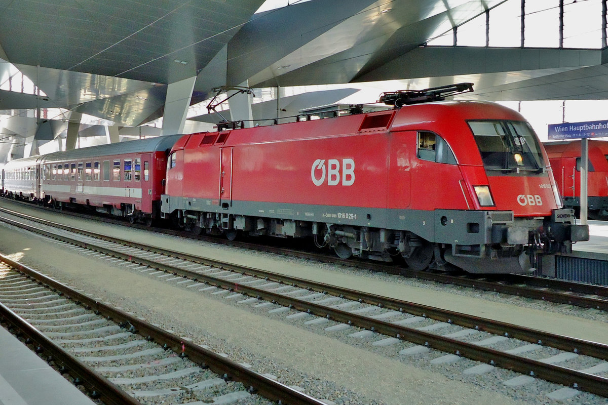 Mit ein Nachtzug nach Bucureshti Nord treft 1016 029 am 21 Mai 2015 in Wien Hbf ein. 