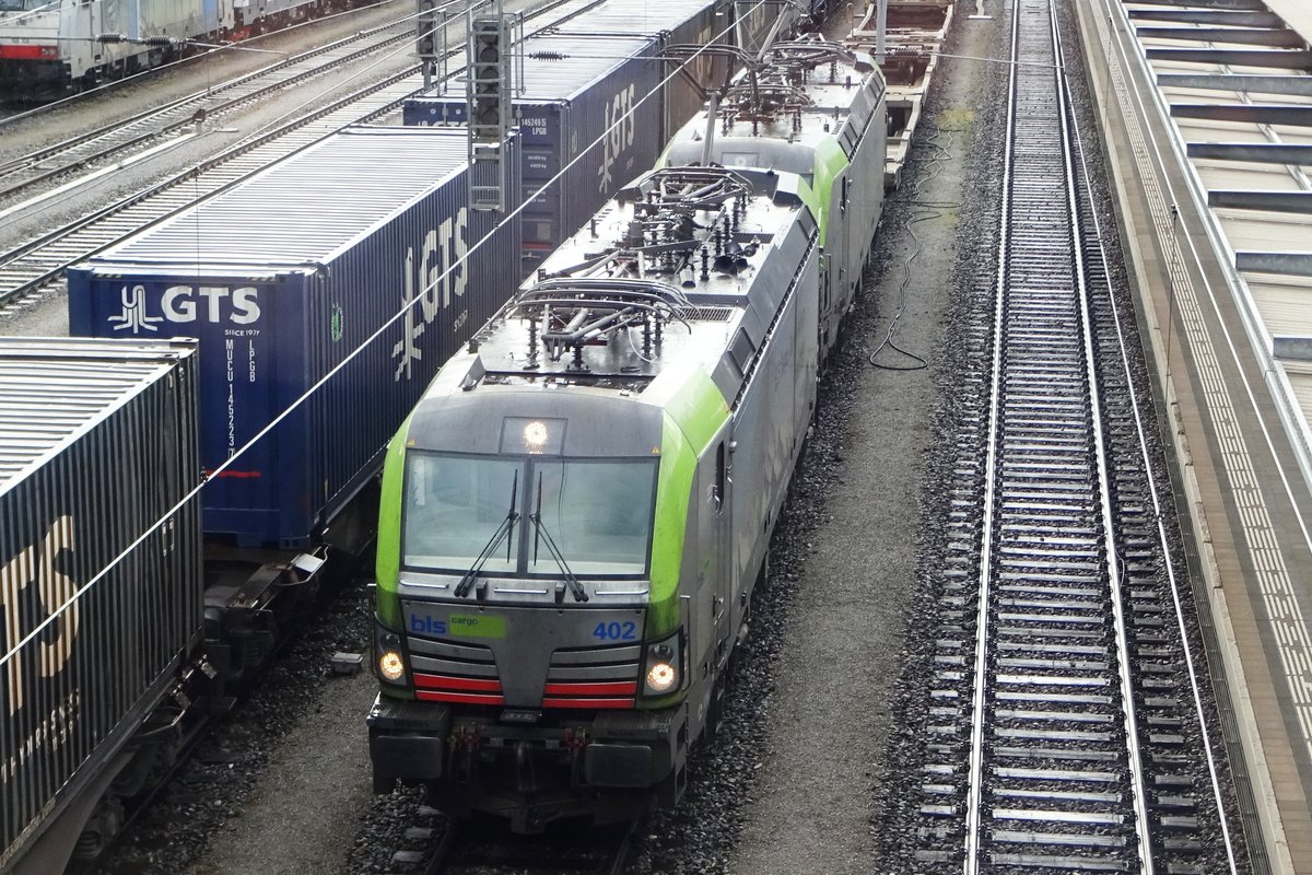 Mit ein Zug aus Rotterdam-Kijfhoek ist BLS 475 402 am 28 Mai 2019 in Spiez angekommen. Die BLS-Vectronen schaffen die ganze Fahrt zwischen Italien (Mortara, Melzo) und die Niederlnde (Kijfhoek) ohne Lokwechsel.