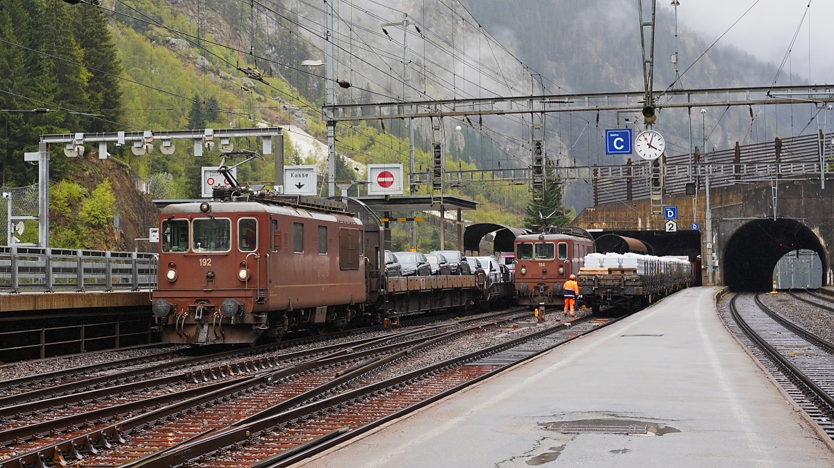 Mit einem Autozug nach Kandersteg verlässt Re 425 192 am 07.05.2024 den Bahnhof Goppenstein, im Hintergrund Re 425 194 
