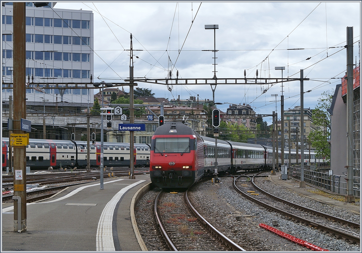 Mit einem IR 90 von Brig nach Genève erreicht eine SBB RE 460 den Bahnhof von Lausanne.

28. April 2020