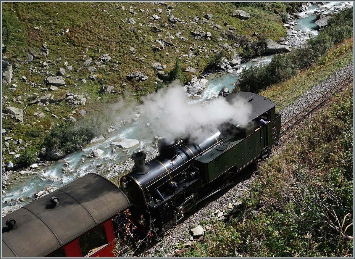 Mit der HG 4/4 704 der DFB in einigen Bilder von Gletsch nach Oberwald: der Dampfzug fährt der junge Rohne entlang in Richtung Oberwald. 

30. Sept. 2021