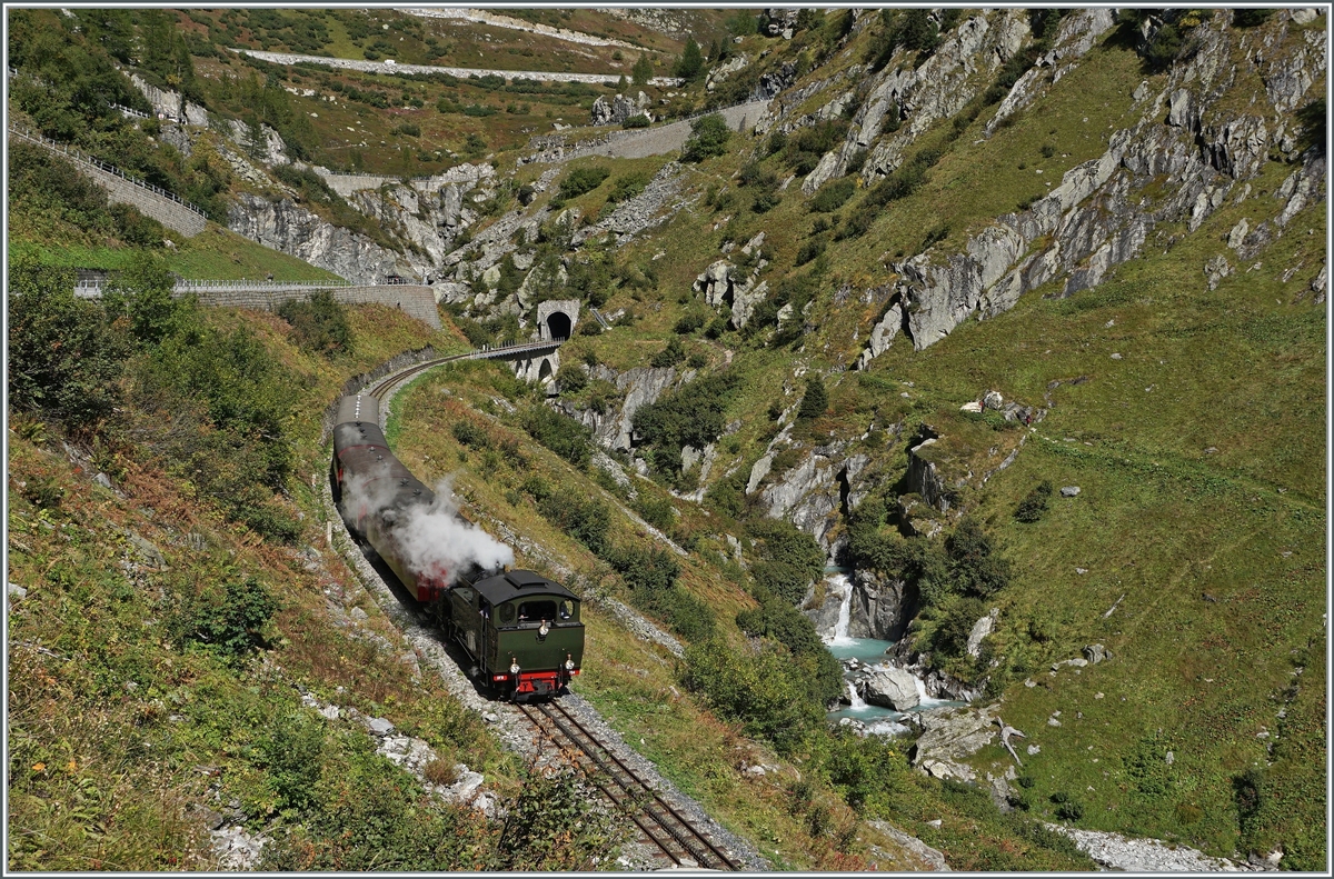 Mit der HG 4/4 704 der DFB in einigen Bilder von Gletsch nach Oberwald: der Dampfzug fährt der junge Rohne entlang in Richtung Oberwald. 

30. Sept. 2021