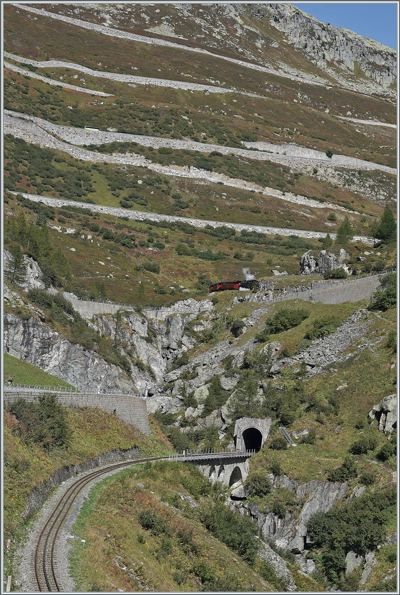 Mit der HG 4/4 704 der DFB in einigen Bilder von Gletsch nach Oberwald: der Dampfzug hat Gletsch verlassen und wird in den Kehrtunnel einfahren.

30. Sept. 2021