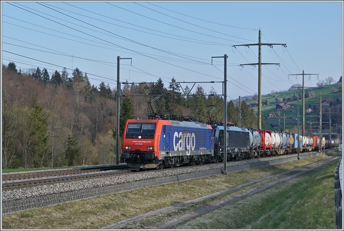 Mit der SBB Re 474 016 und einer weiteren Lok dieser Baureihe erreicht ein nach Süden fahrender Güterzug Mülenen. 

14. April 2021