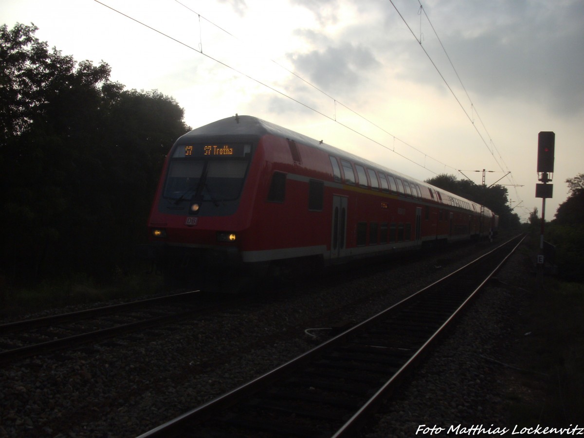 Mit Steuerwagen kommt 143 337-4 als S7 mit ziel Halle-Trotha in den Bahnhof Halle-Sdstadt eingefahren am 8.9.14