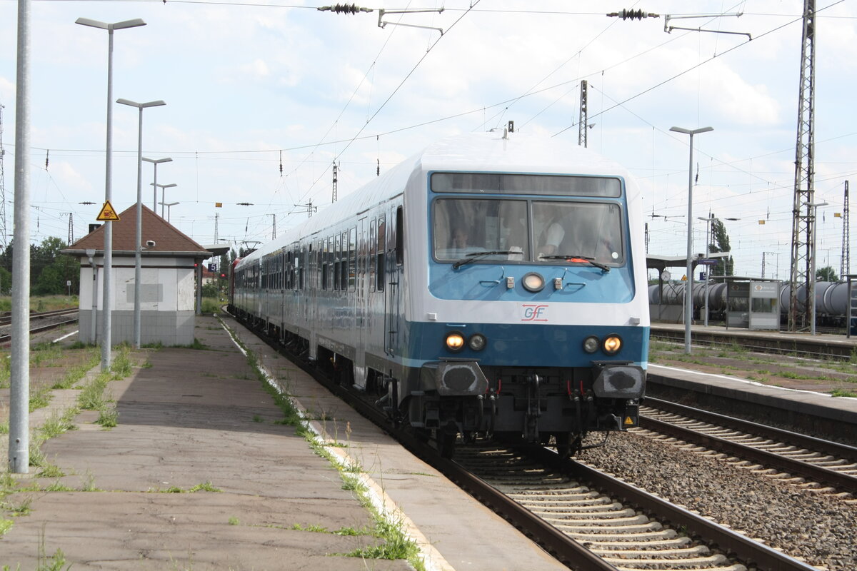 Mit Steuerwagen voraus fhrt 112 166 in den Bahnhof Grokorbetha ein am 1.6.22