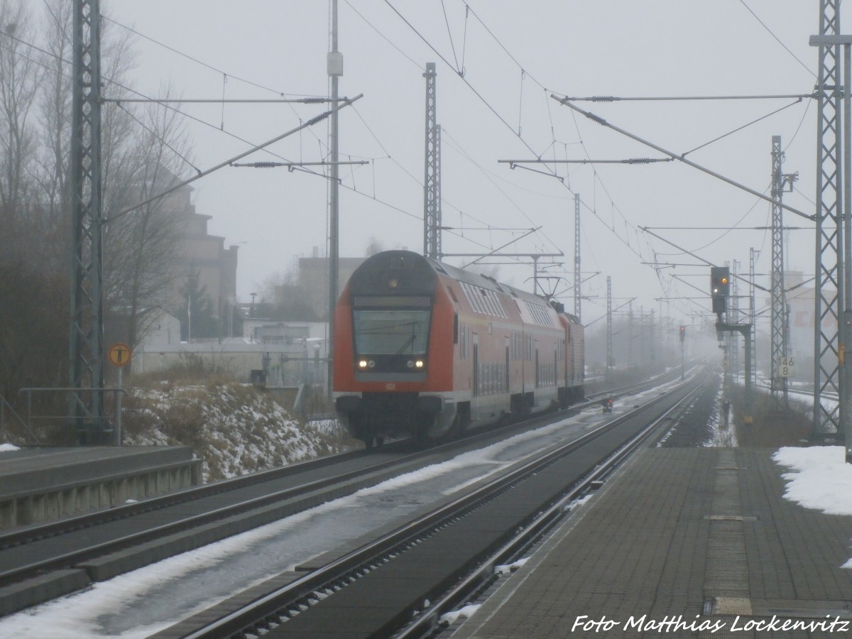 Mit Steuerwagen voraus kommt 143 816-7 mit RB 37864 mit ziel Falkenberg (Elster) in den Bahnhof Landsberg (b Halle/Saale) eingefahren am 31.12.14