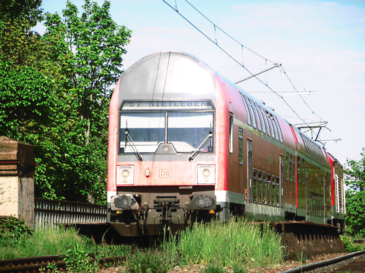Mit Steuerwagen voraus kommt 143 034 in den Bahnhof Halle-Rosengarten eingefahren am 15.5.17