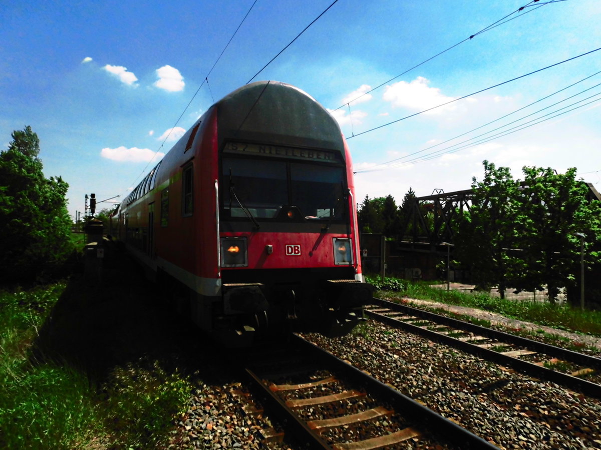 Mit Steuerwagen voraus kommt 143 034 in den Bahnhof Halle-Rosengarten eingefahren am 17.5.17