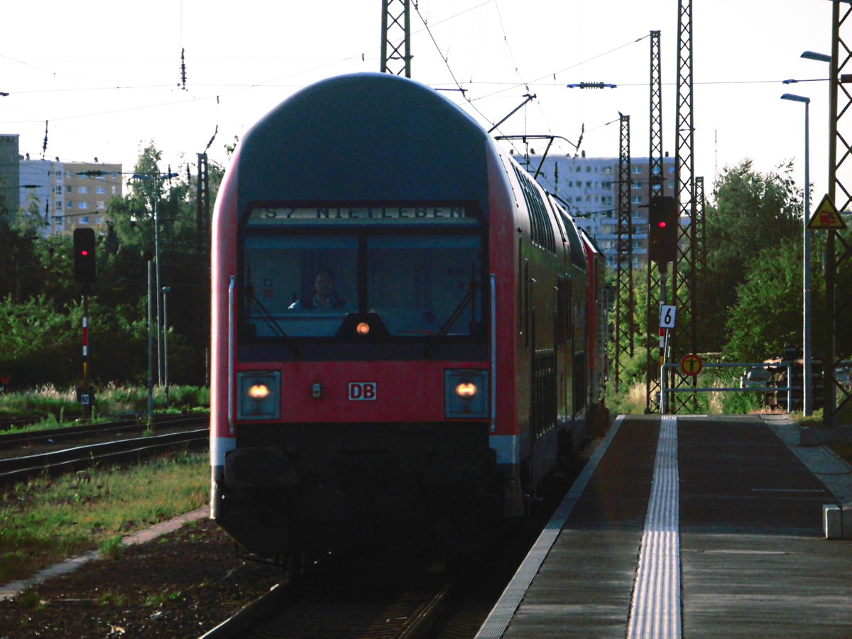 Mit Steuerwagen voraus kommt 143 034 in den Bahnhof Halle-Nietleben eingefahren am 21.6.17