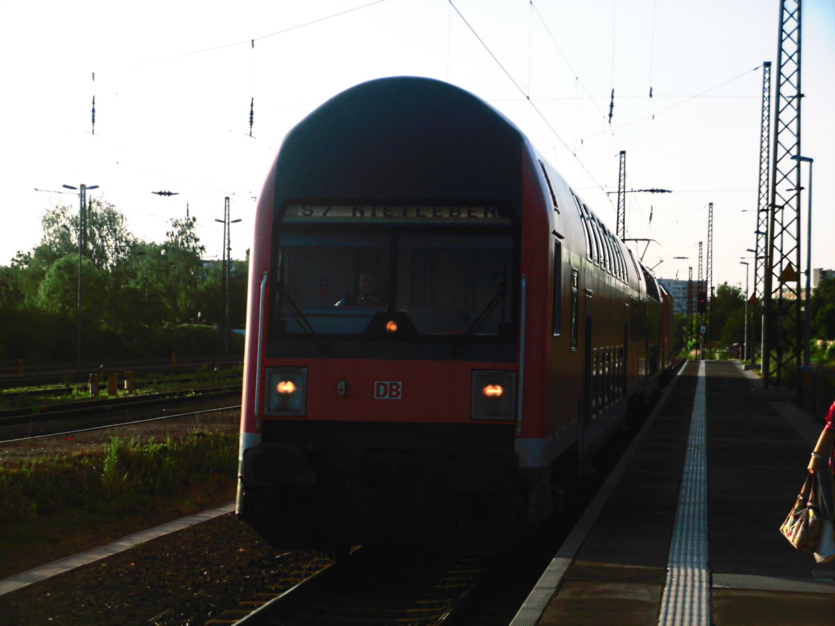 Mit Steuerwagen voraus kommt 143 034 in den Bahnhof Halle-Nietleben eingefahren am 21.6.17