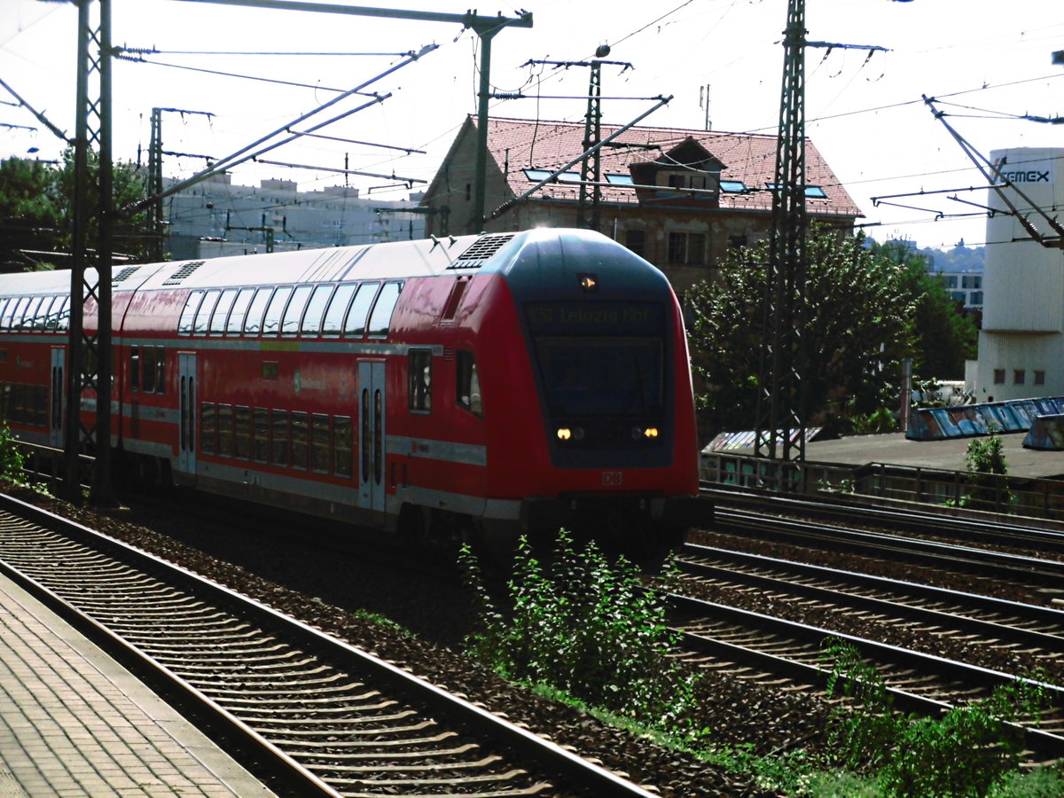 Mit Steuerwagen voraus ist kommt 146 017 als RE50 mit ziel Leipzig Hbf von Dresden Hbf am Bahnhof Dresden Freiberger Straße vorbeigefahren am 5.9.18