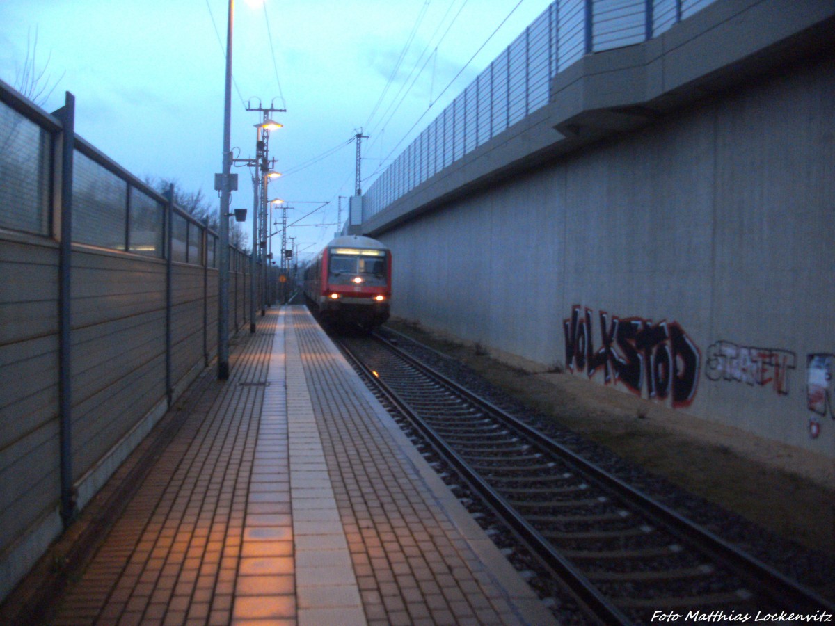Mit Steuerwagen voraus kommt MRCE ES 64 U2 - 005 aus Eisenach mit ziel Halle (Saale) Hbf in den Bahnhof Ammendorf eingefahren am 13.12.14