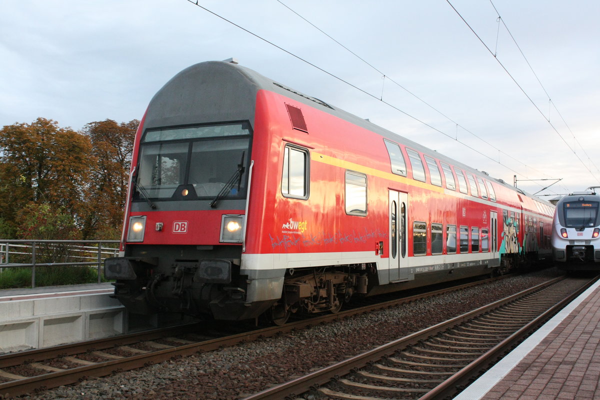 Mit Steuerwagen voraus steht 143 120 als S9 mit ziel Halle/Saale Hbf im Bahnhof Delitzsch ob Bf am 17.10.19