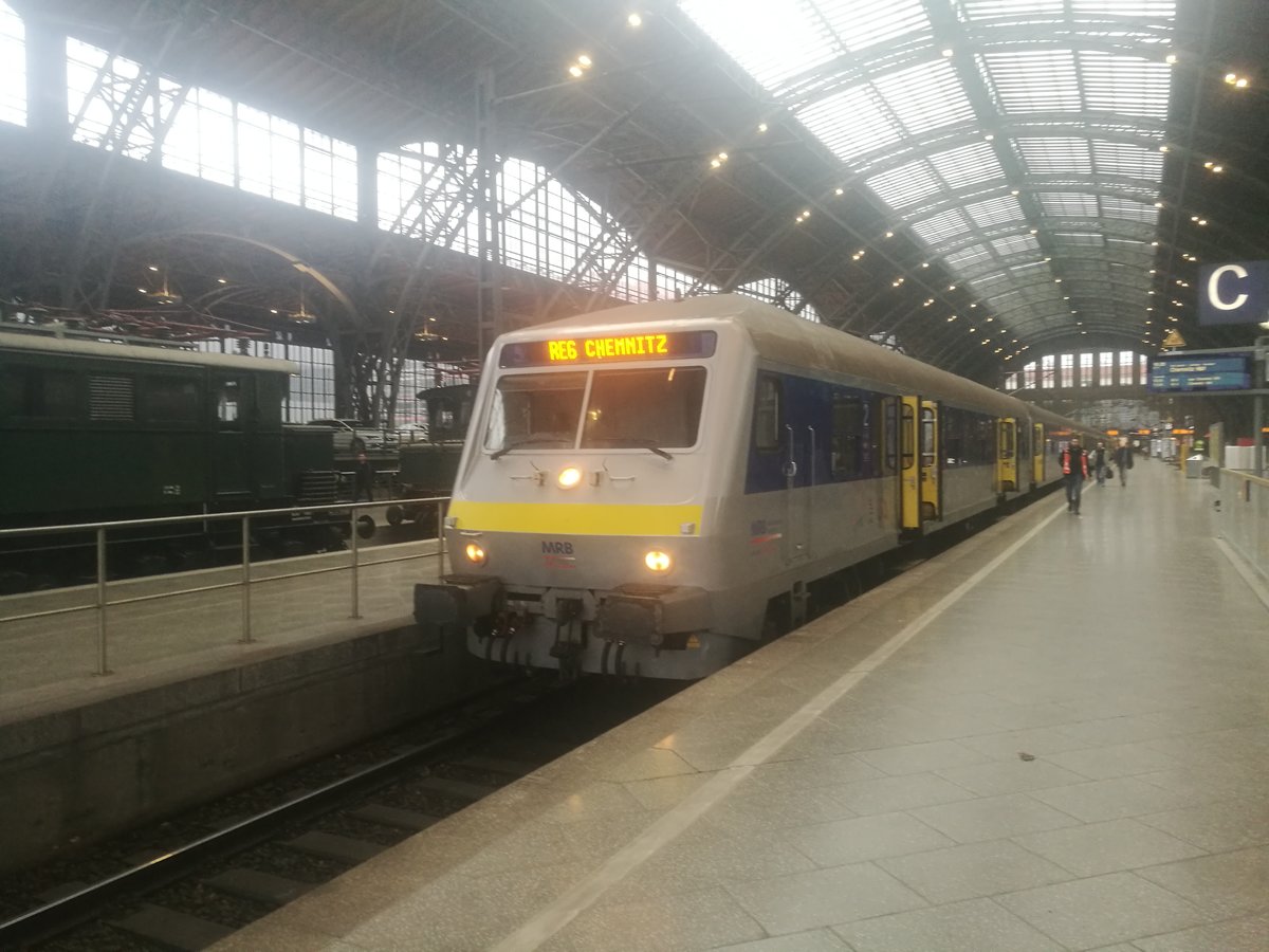 Mit Steuerwagen voraus steht 223 152 mit dem RE6 mit ziel Chemnitz im Bahnhof Leipzig Hbf am 1.3.19