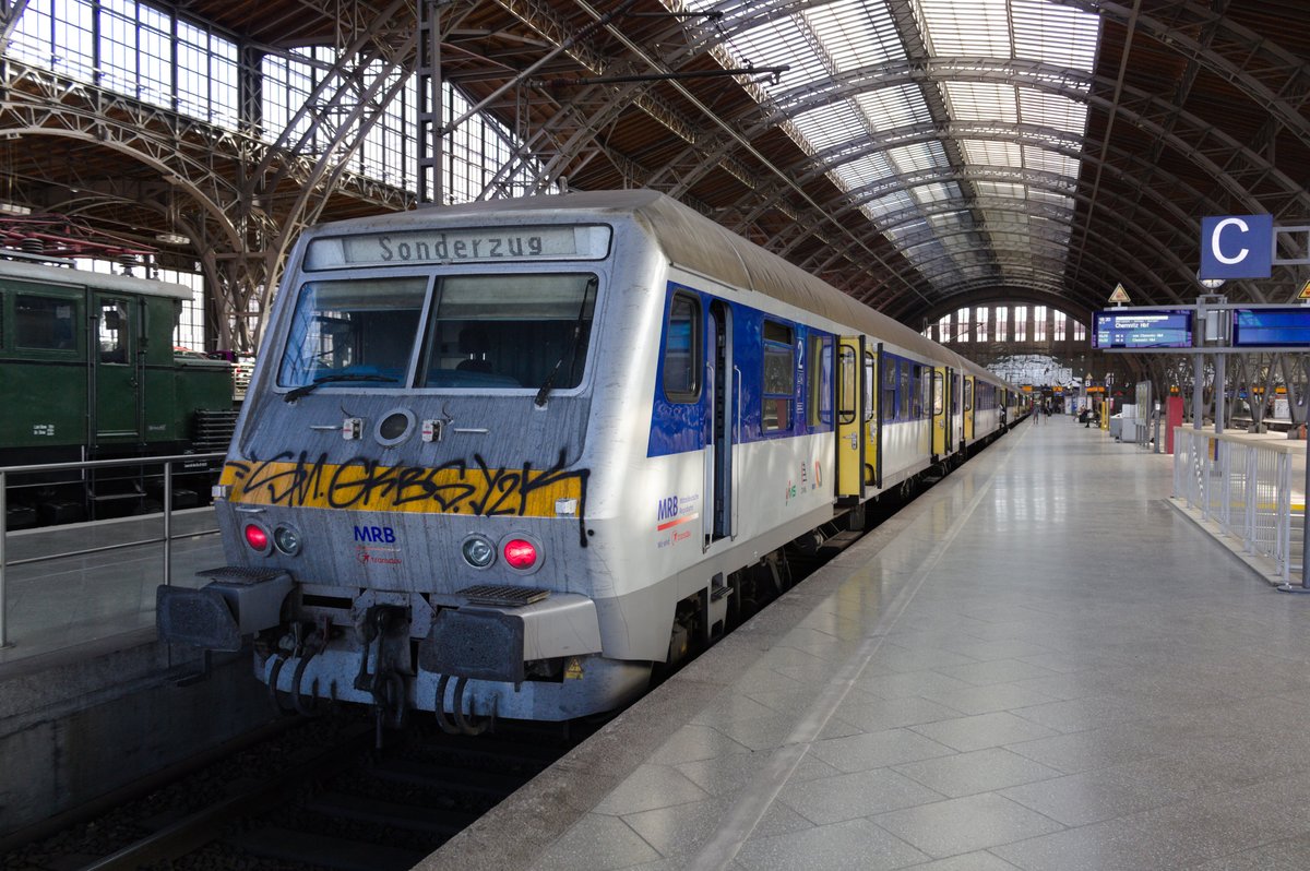 Mit Steuerwagen voraus steht 223 055 als RE6 mit ziel Chemnitz Hbf (Sonderzug) im Bahnhof Leipzig Hbf am 28.6.19