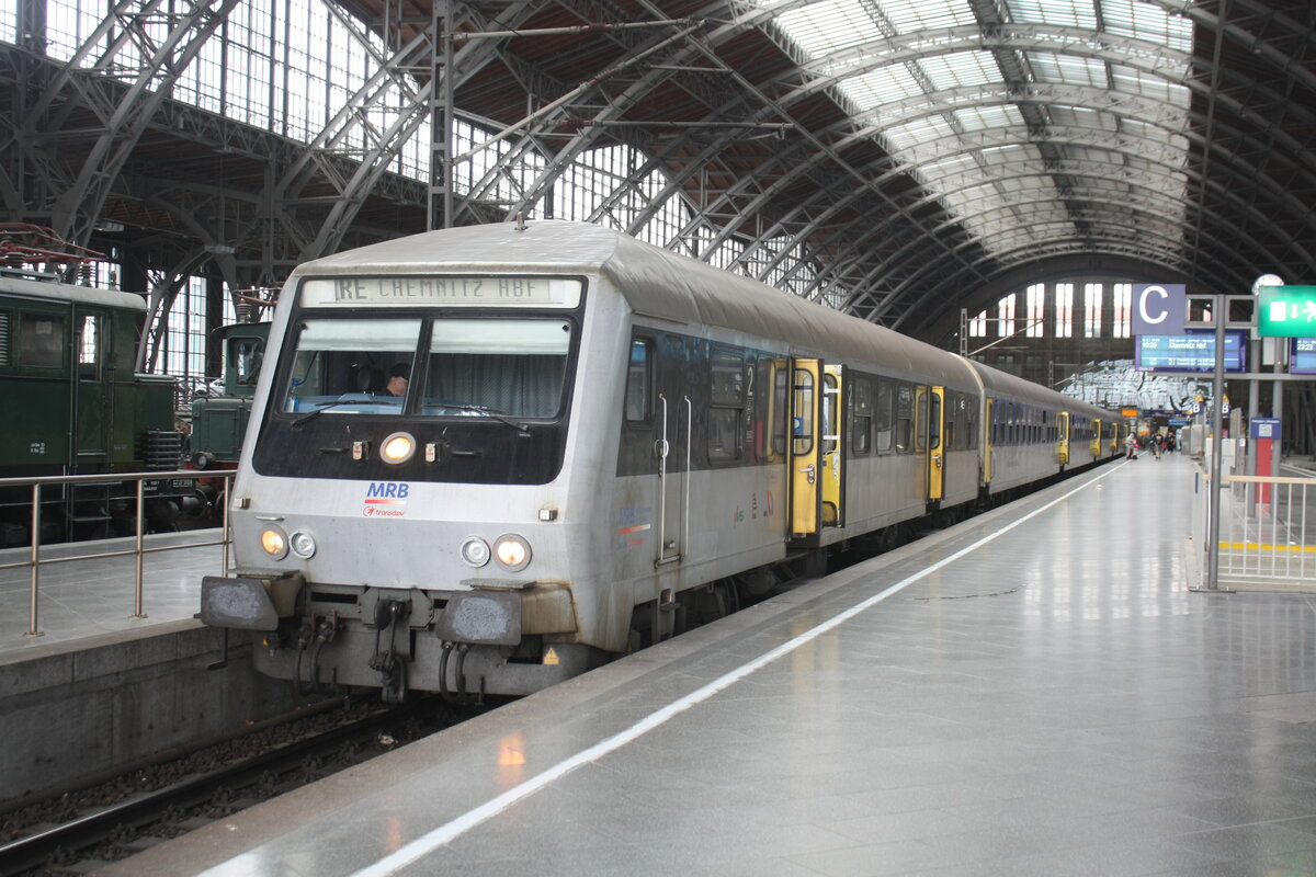Mit Steuerwagen voraus steht 223 144 der MRB im Bahnhof Leipzig Hbf am 28.5.22