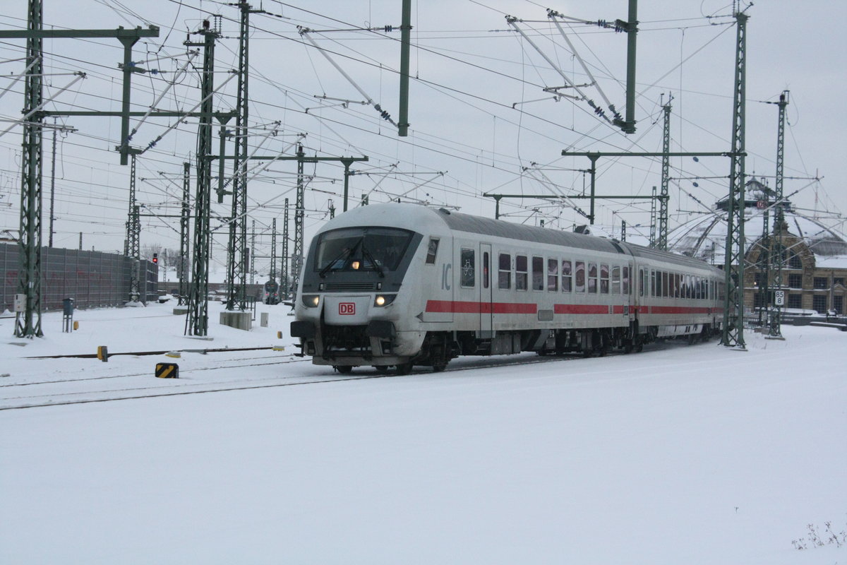 Mit Steuerwagen voraus verlsst 101 035 den Bahnhof Halle/Saale Hbf in Richtung Magdeburg Hbf am 10.2.21