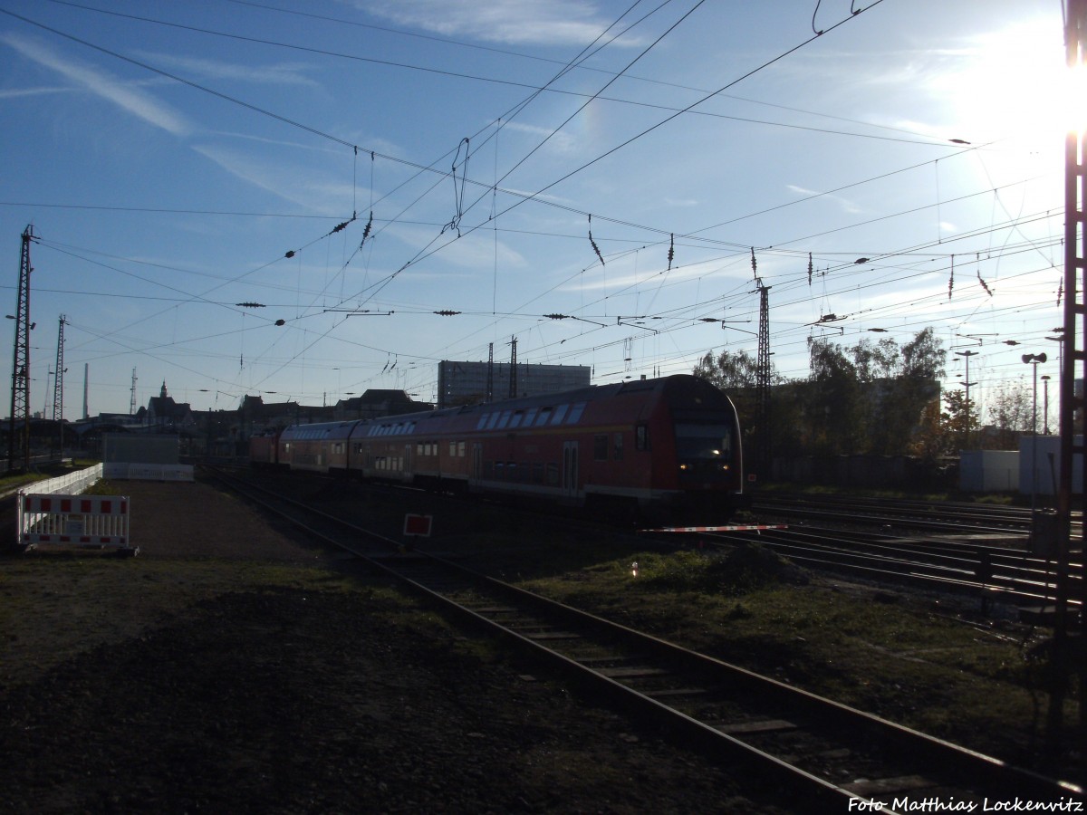 Mit Steuerwagen voraus verlsst 143 354-9 den Bahnhof Halle (Saale) Hbf am 1.11.14