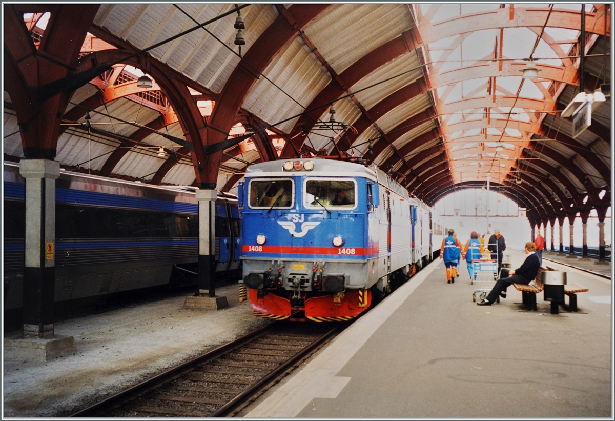 Mit zwei SJ Rc erreicht ein Reisezug Malmö C. An der Spitze des Zuges rollt die SJ Rc 1408. 

Analogbild vom 30. April 1999