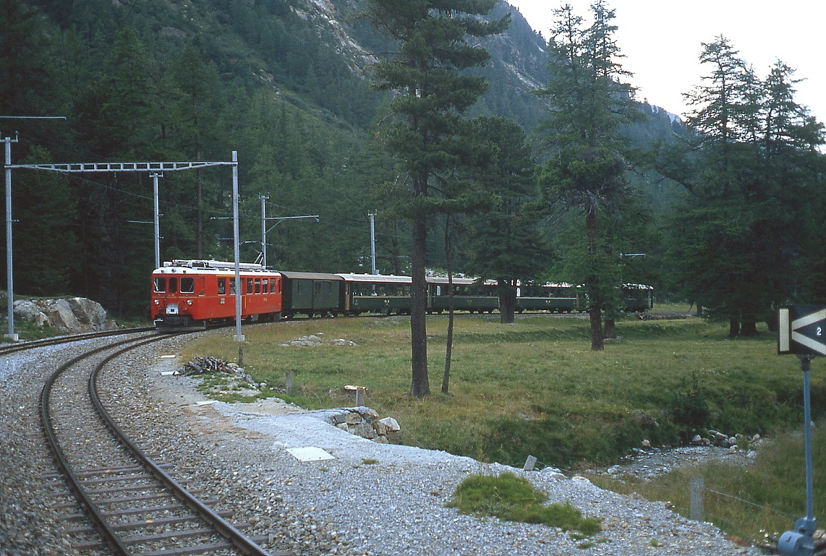 Mitte der 1970er Jahre f�hrt ein ABe 4/4 II in die Station Morteratsch ein. Damals waren die Personenwagen der Berninabahn noch gr�n lackiert (Foto: Gerda L�dicke).