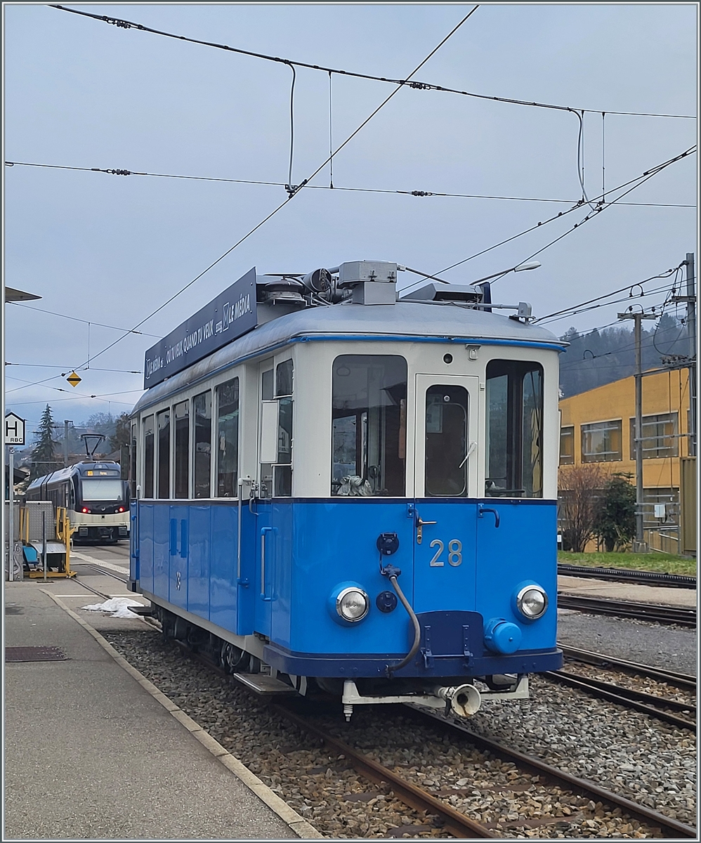Mitten im Winter steht der Blonay Chamby Bahn TL Ce 2/3 28 abgebügelt in Blonay. Der Triebwagen wurde 1948 von der SWS/SAAS für die TL gebaut. 

18. Jan. 2025 