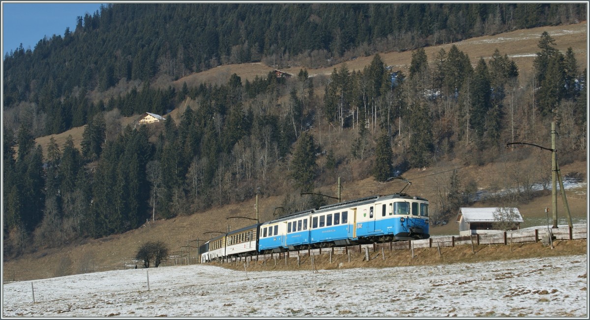 MOB Schnellzug von Montreux nach Zweisimmen bei Chteau d'Oex. 
23. Jan. 2011