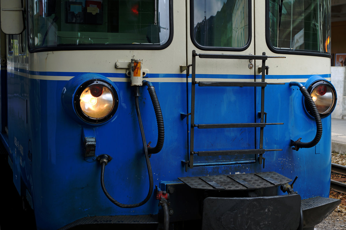MOB: Zur Zeit ist der Bahnhof Montreux noch immer die Hochburg der ABDe 8/8 (4001-4004) Triebzüge aus den Jahren 1968, die bald durch neue Fahrzeuge ersetzt werden.
Detailansicht des ABDe 8/8 4003, entstanden in Montreux am Abend des 19. Juni 2016.
Foto: Walter Ruetsch 