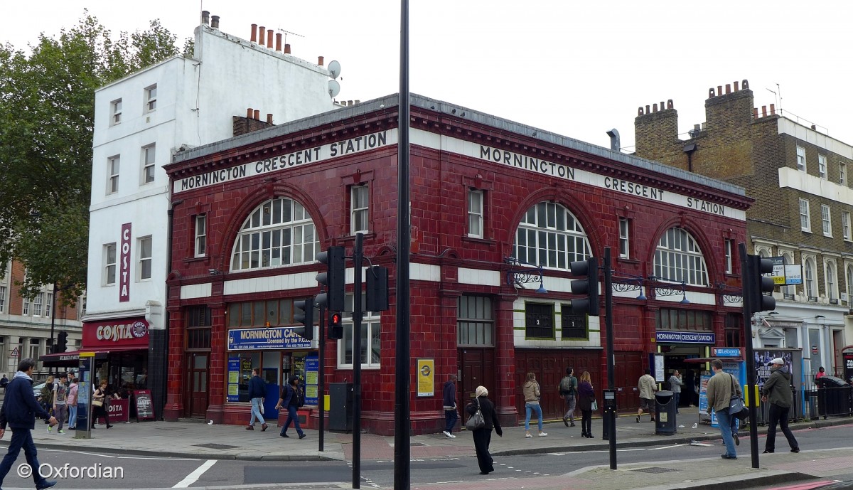 Mornington Crescent Station in London. U-Bahn Station eröffnet 1907, geschlossen 1992 wegen maroder Aufzüge, Wiedereröffnung 1998.