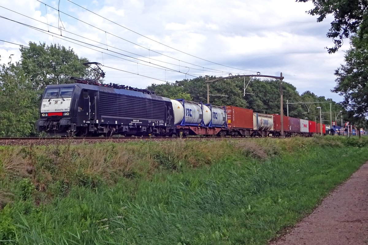MRCE 189 093 schleppt ein KLV durch Tilburg Oude Warande am 30 Juli 2019.
