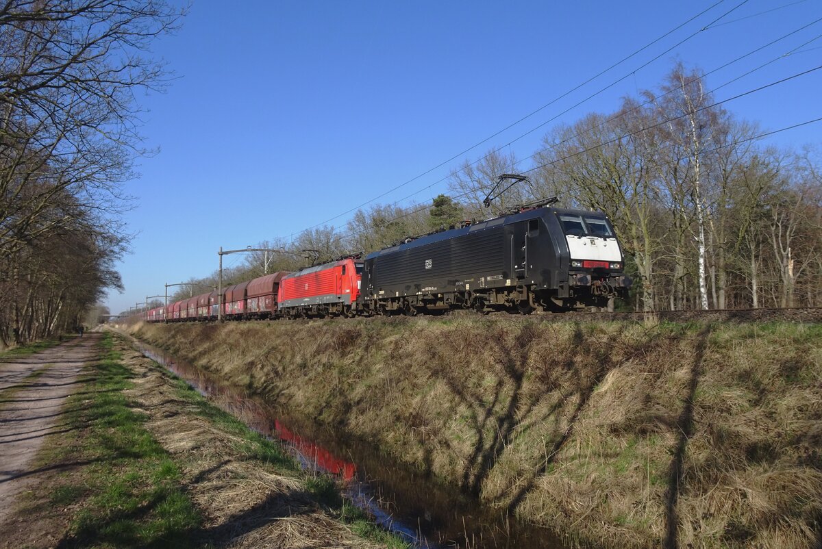 MRCE 189 094 zieht am 18 März 2022 ein Kohlezug durch Tilburg Oude Warande.