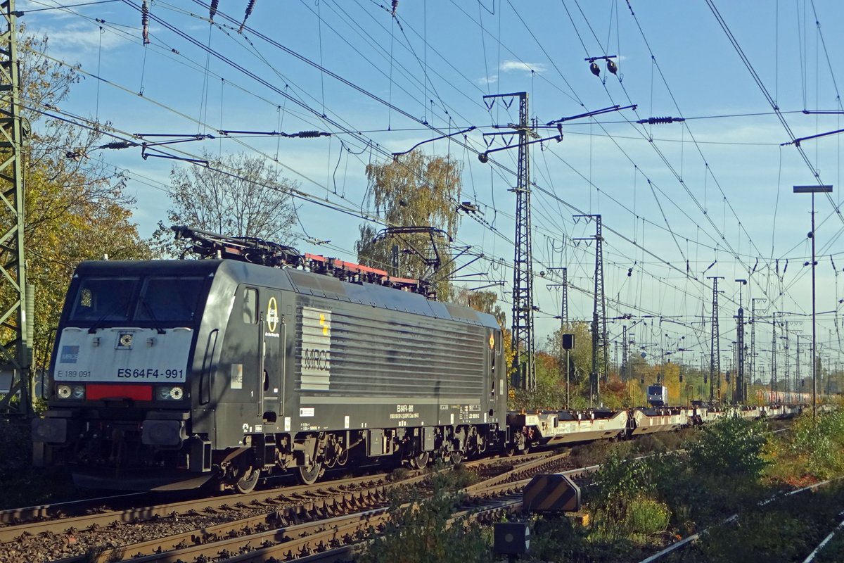 MRCE/RRF 189 091 schleppt ein leeren KLV durch Emmerich am 8 November 2019.