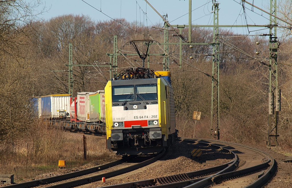 MRCE/TXL 189 202/ES 64 F-202 mit dem bis zum Fahrplanwechsel immer Sonntags fahrenden DGX 40967(Alnabru-Rotterdam)hier kurz vor der Durchfahrt in Schleswig. 27.03.2011