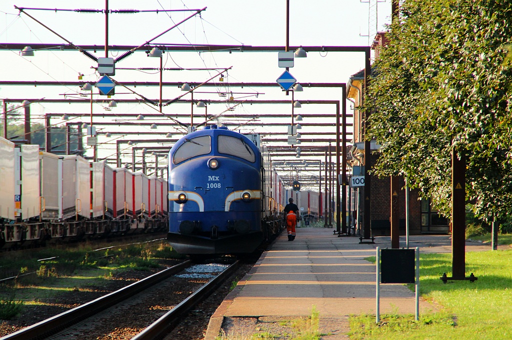 Mx 1008 fungiert in Padborg als Rangierdiesel für die Lauritzen/bring KLV Züge die aus dem Padborger Industriegebiet hier hingebracht werden. Padborg 04.08.2012