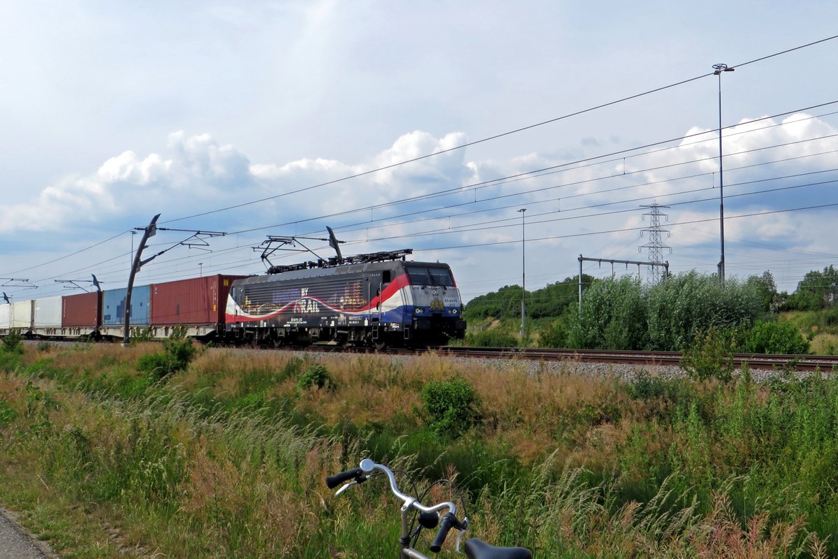 Nach ERS Railways und LTE ist Rail Force One der 3. Mieter von 189 213 (noch immer mit Poznan-Shuttle Werbung), den hier am 3 Juni 2020 ein KLV durch Valburg zieht.