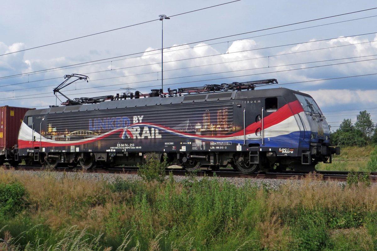 Nach ERS Railways und LTE ist Rail Force One der 3. Mieter von 189 213 (noch immer mit Poznan-Shuttle Werbung), den hier am 3 Juni 2020 ein KLV durch Valburg zieht.