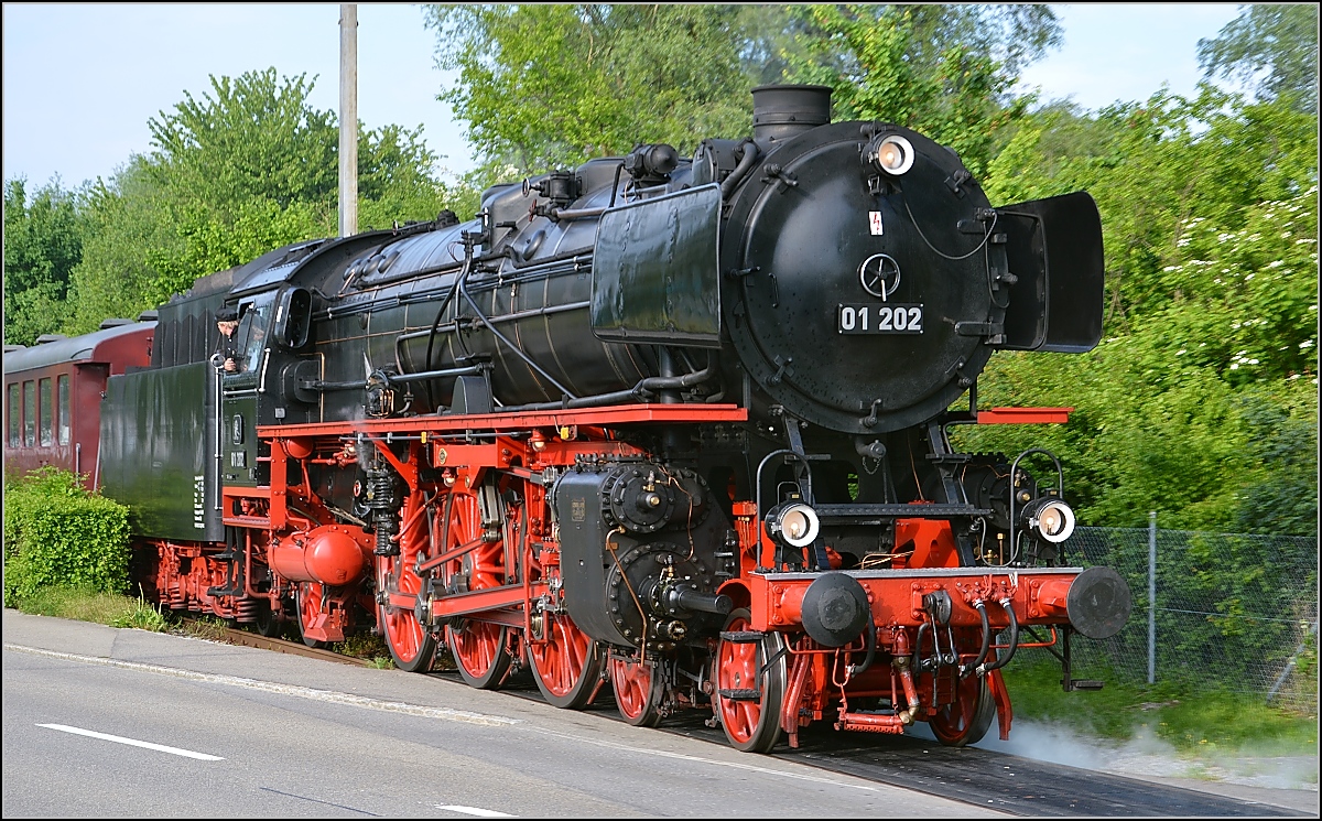 Nach getaner Arbeit, die W�gen werden auf den Gleisen, die einst dem Trajektverkehr dienten, abgestellt. Romanshorn, Mai 2015.