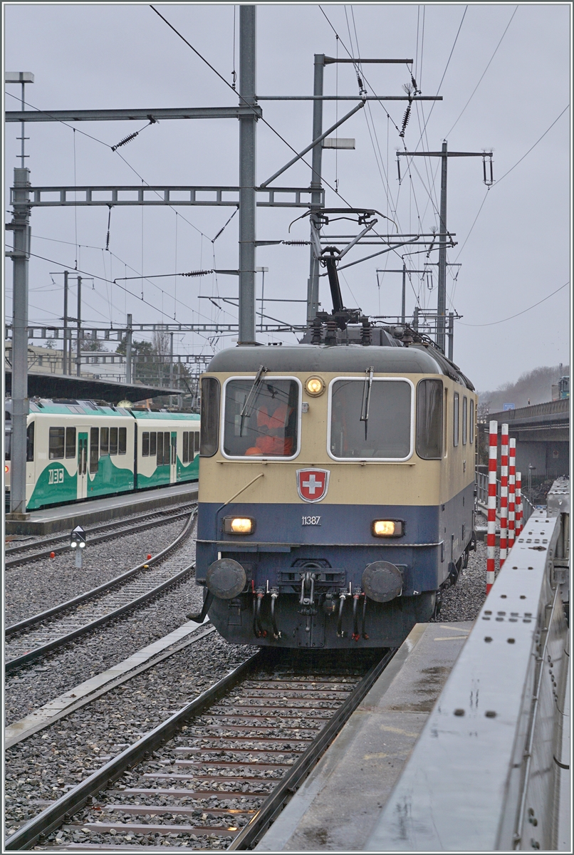 Nachdem die IRSI  Rheingold  Re 4/4 II 11387 (Re 421 387) mit ihrem Kieszug in Morges eingetroffen war und den Zug für wie Weiterfahrt über Schmalspurgleise über die Rollbockgrube geschoben hatte, blieb die Lok eine längere Weile stehen. Leider waren die Örtlichkeiten kaum fürs Fotografieren geeignet.

22. Feb. 2024