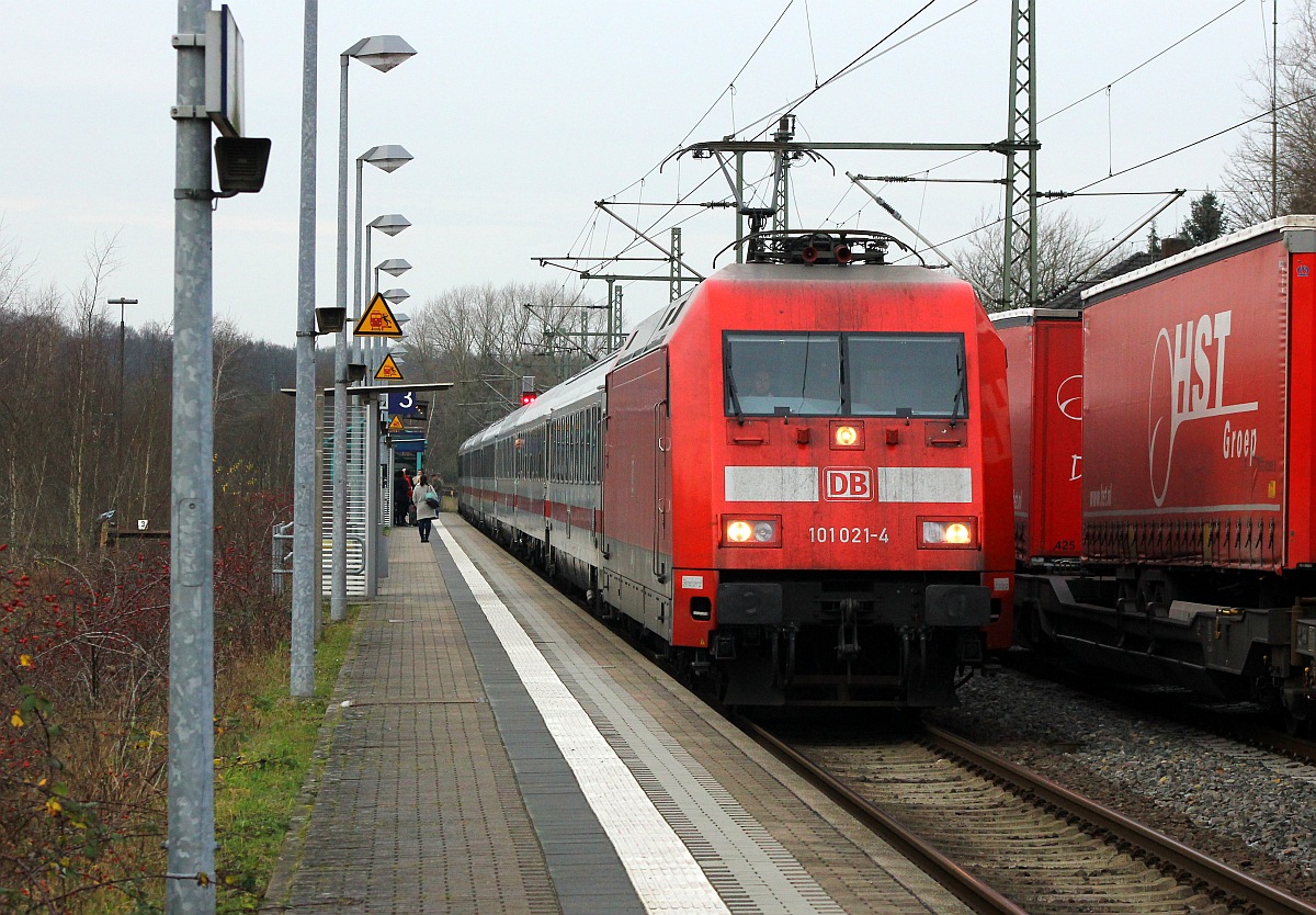 Nachdem man dem Norden nun endg�ltig seinen Kult IC(IC 79/2410/2417 Hanseat)genommen hat, kommt hier die neue Verbindung nach K�ln in Schleswig an, DB 6101 021-4 mit dem IC 2197(Flensburg-K�ln)kurz vor dem Halt in Schleswig. 20.12.2015 