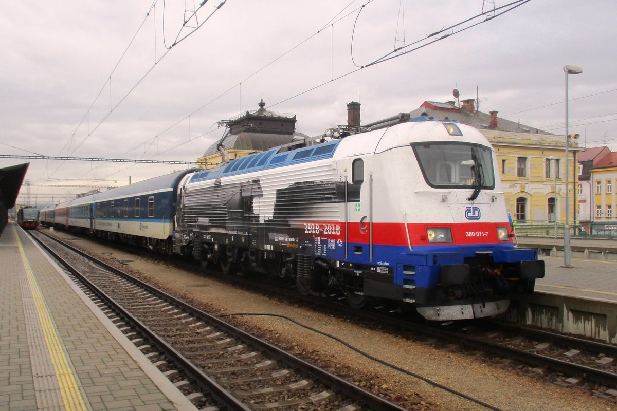 Nachtzug mit 380 011 an der Spitze treft am 23 September 2018 in Ceske Budejovice ein.