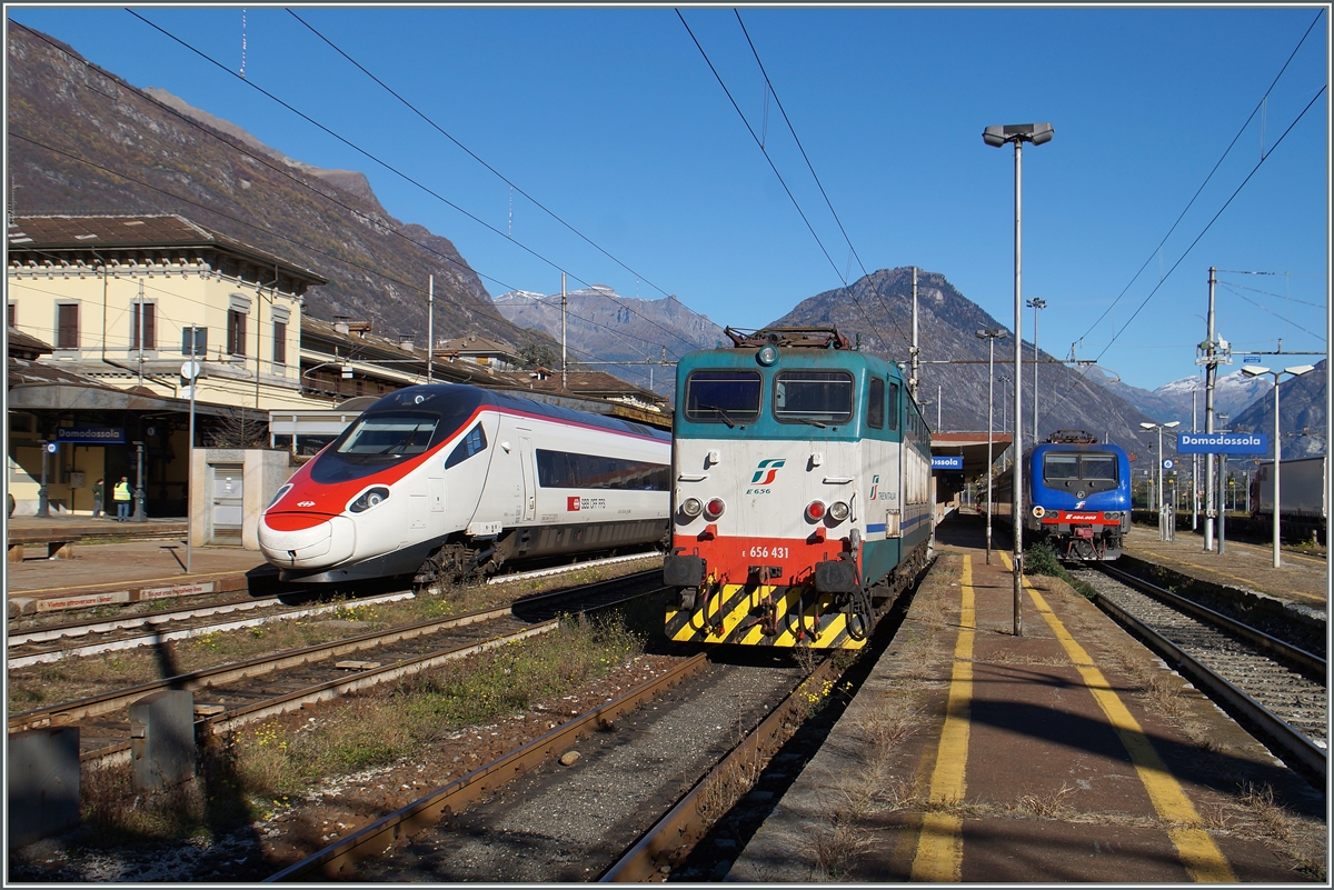 Neben der abgestellten FS E 656 431 und einer aus Novara eingetroffen E 464 verlässt ein SBB ETR 610 (RAbe 503) den Bahnhof von Domodossola.

26. Okt. 2015