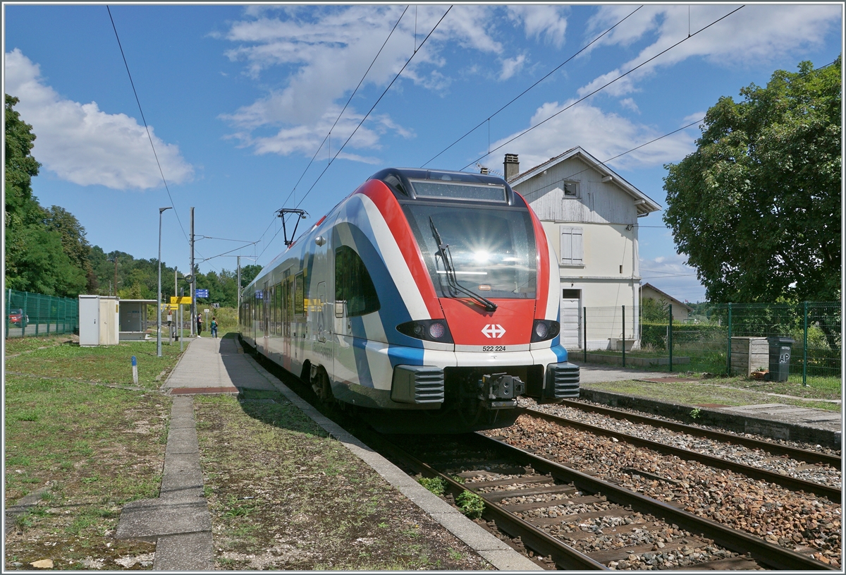 Neben den internationalen Strecken Coppet - Evian, St-Gervais und Annecy fährt der Léman Express auch von Genève nach Bellegarde, dies jedoch nicht im Takt, sondern nur zu den Hauptverkehrszeiten.
Im Bild der SBB LEX RABe 522 224 als SL6 von Bellegarde nach Genève beim Halt in Pougny-Chancy, der einzigen Zwischenstation in Frankreich der SL6. 

16. Aug. 2021