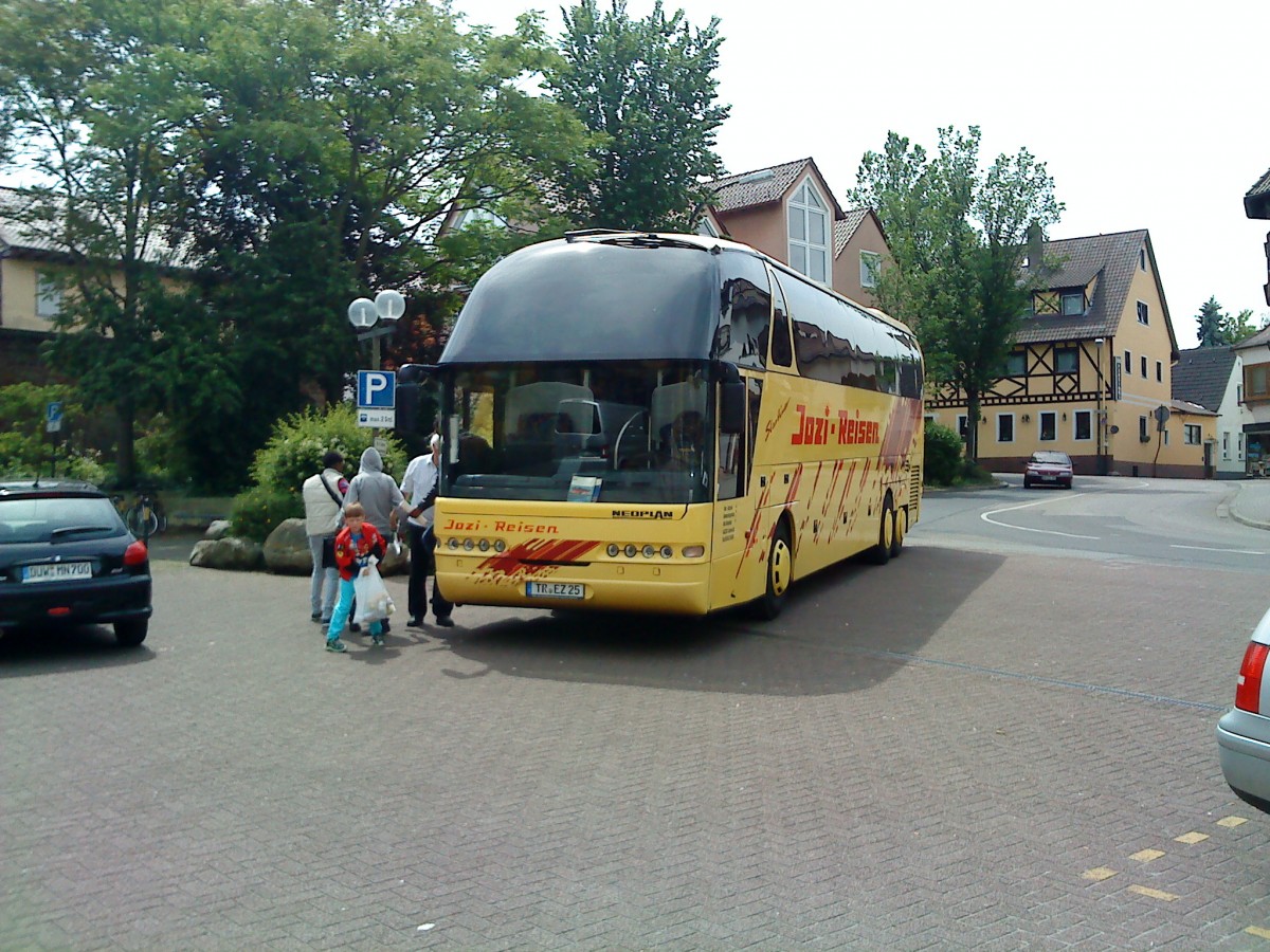 Neoplan Reisebus des Busunternehmen Jozi-Reisen Schweich in der Innenstadt von Bad Dürkheim am 15.05.2014
