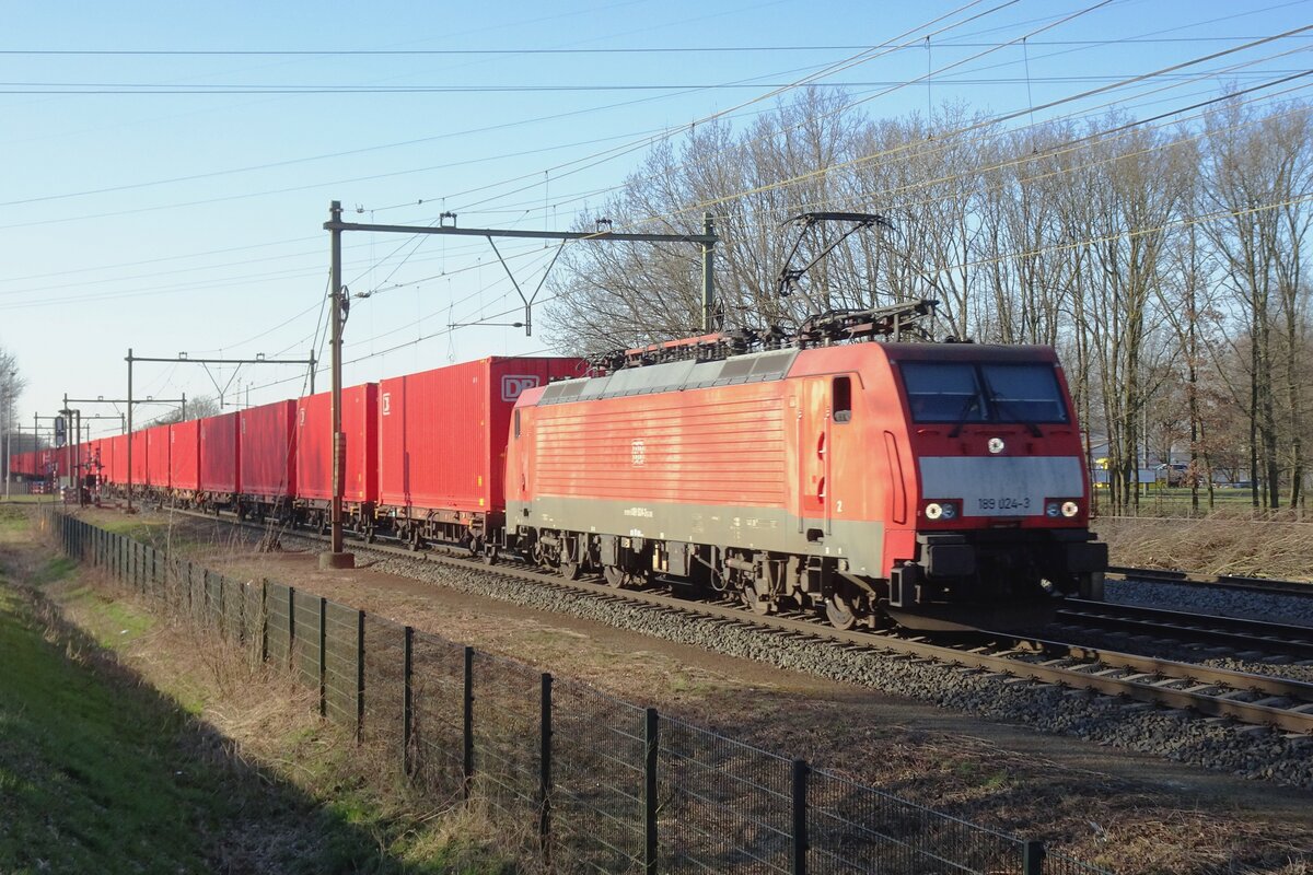 Neu sind die DB Container auf dieser von 189 024 gezogener Zug bei Blerick-Cabooter am 5 März 2022.