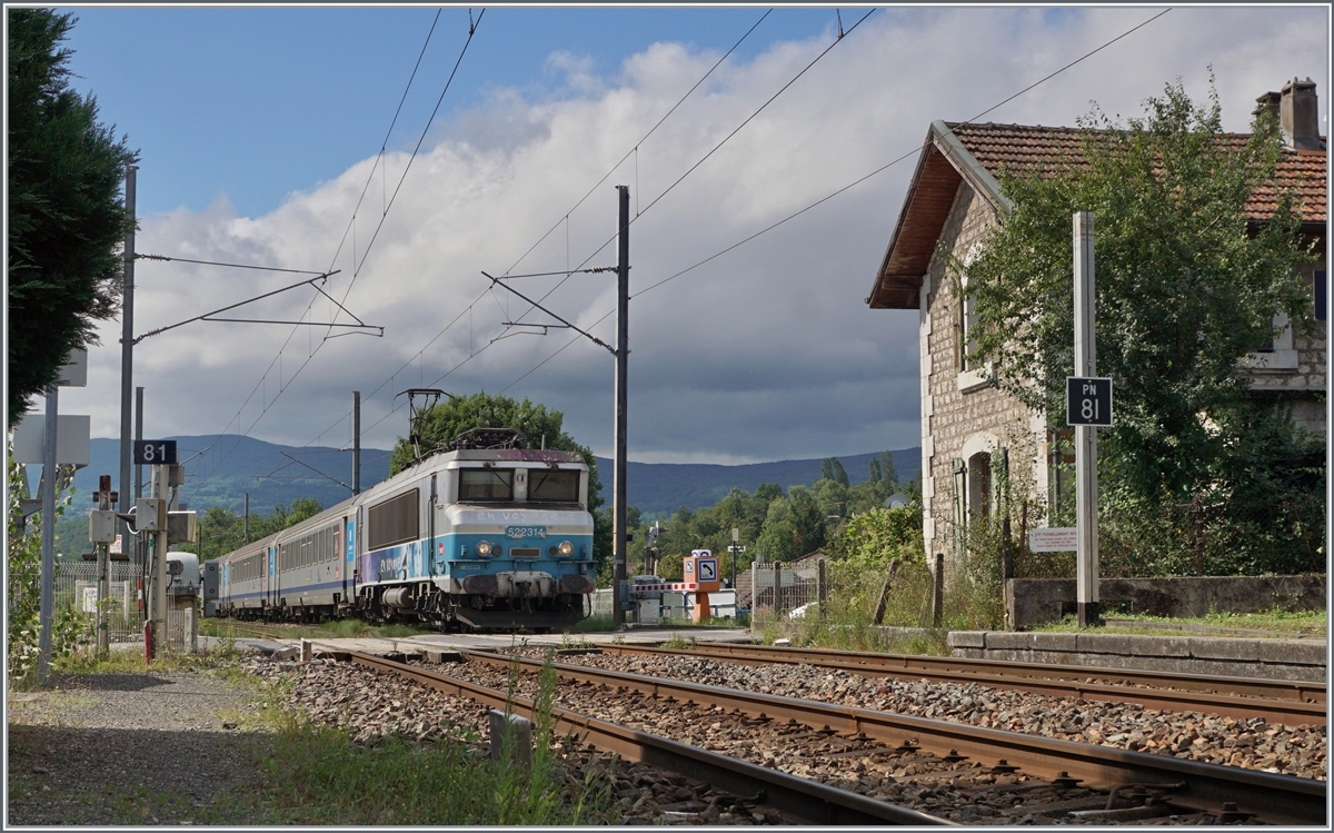  Nez-Cassé  - vor gut 40 Jahren zum ersten Mal gesehen, waren sie doch etwas gewöhnungsbedürftig, aber mit der Zeit gefiel die Formgebung der E-Lok. Die SNCF BB 22314 ist bei Pougny-Chancy mit ihrem TER auf dem Weg von Lyon nach Genève. 

Die  Nez-Cassé Loks waren/sind auch in Belgien, den Niederlanden und Slowenien bei den jeweiligen Staatsbahnen im Einsatz. 

16. Aug. 2021