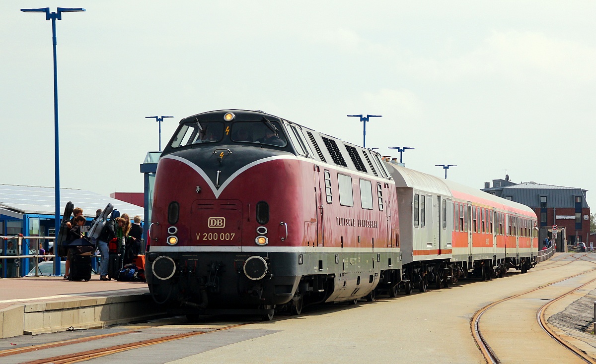 Niebüller Dampf...Diesel-Tage 2012: Ankunft in Dagebüll(Dagebüll-Mole), gleich wird die V 200 007 abgekuppelt und den abgestellten Zug umfahren, anschliessend werden noch zwei wartende Kurswagen des IC 2073 nach Dresden an den Zug gehängt und dann wird auf die Ankunft der Fähre von Amrum und Wyk gewartet. Dagebüll 04.08.2012(üaVinG)