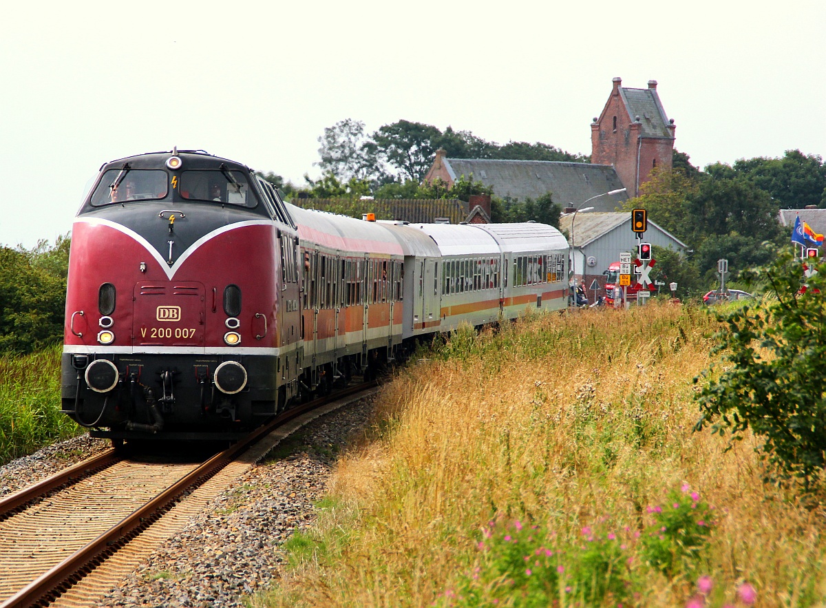 Niebüller Dampf...Diesel-Tage 2012: Mit einem sonoren tiefen Brummen dieselt die V 200 007 hier vorbei am Haltepunkt Dagebüll-Kirche über den Osterdeich Richtung Niebüll vorbei an zahlreichen Fotografen. Dagebüll-Kirche 04.08.2012(üaVinG)