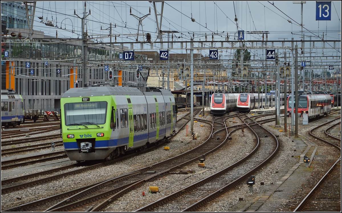 Nina 11, RABe 525 011 der BLS bei Einfahrt in den Bahnhof Neuenburg. Juni 2016.