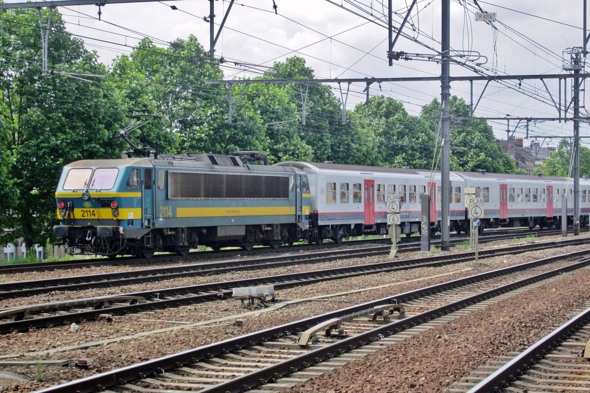 NMBS 2114 schiebt ein IC aus Antwerpen-Berchen nach Antwerpen Centraal am 9 September 2016.