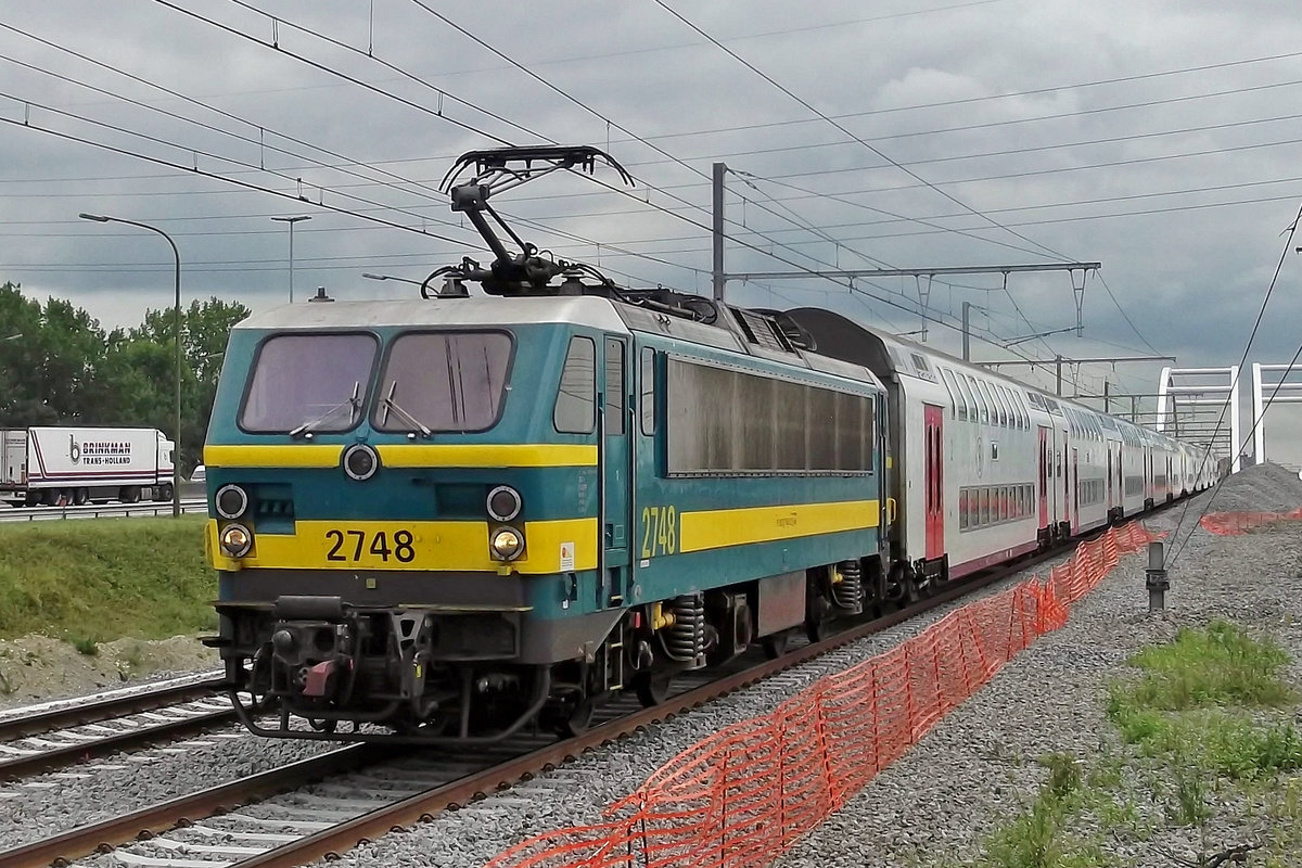 NMBS 2748 durchfahrt Antwerpen-Luchtbal am 30 Mai 2013.